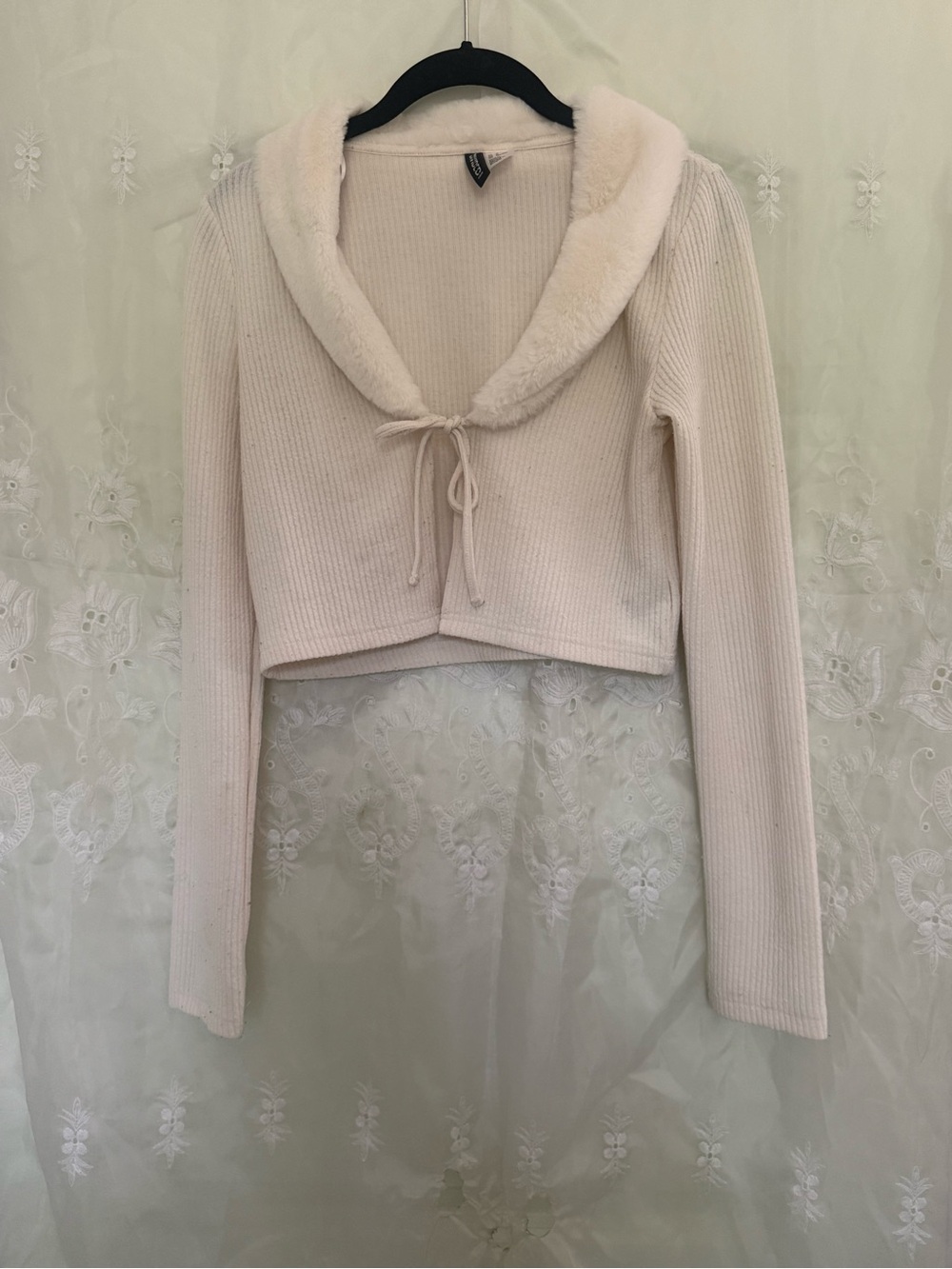 H&M Cream Ribbed Crop Sweater with Faux-Fur Collar